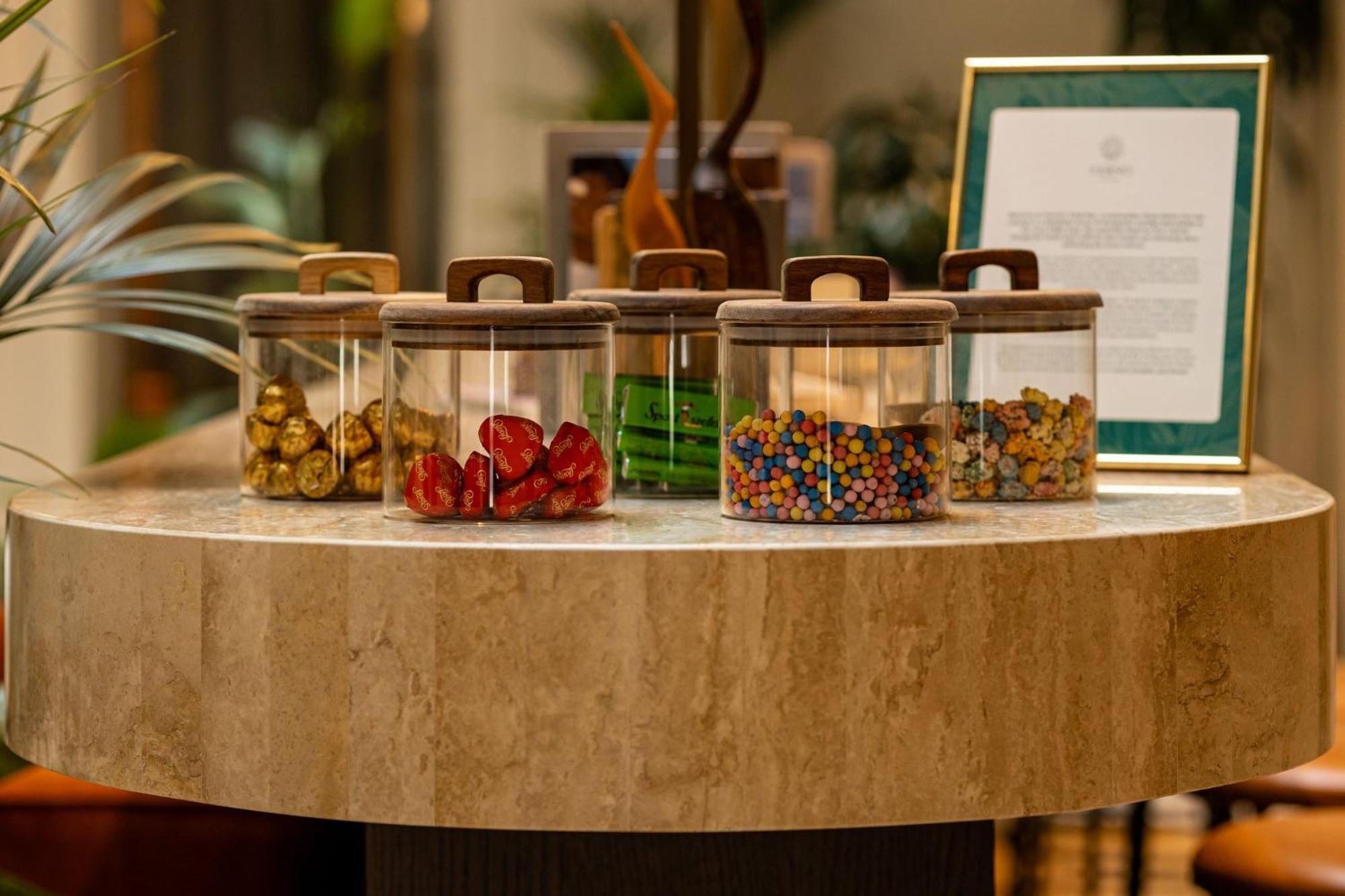 Verno House Budapest, Vignette Collection By Ihg Eksteriør bilde A selection of teas at the lobby of the Mandarin Oriental, Hong Kong