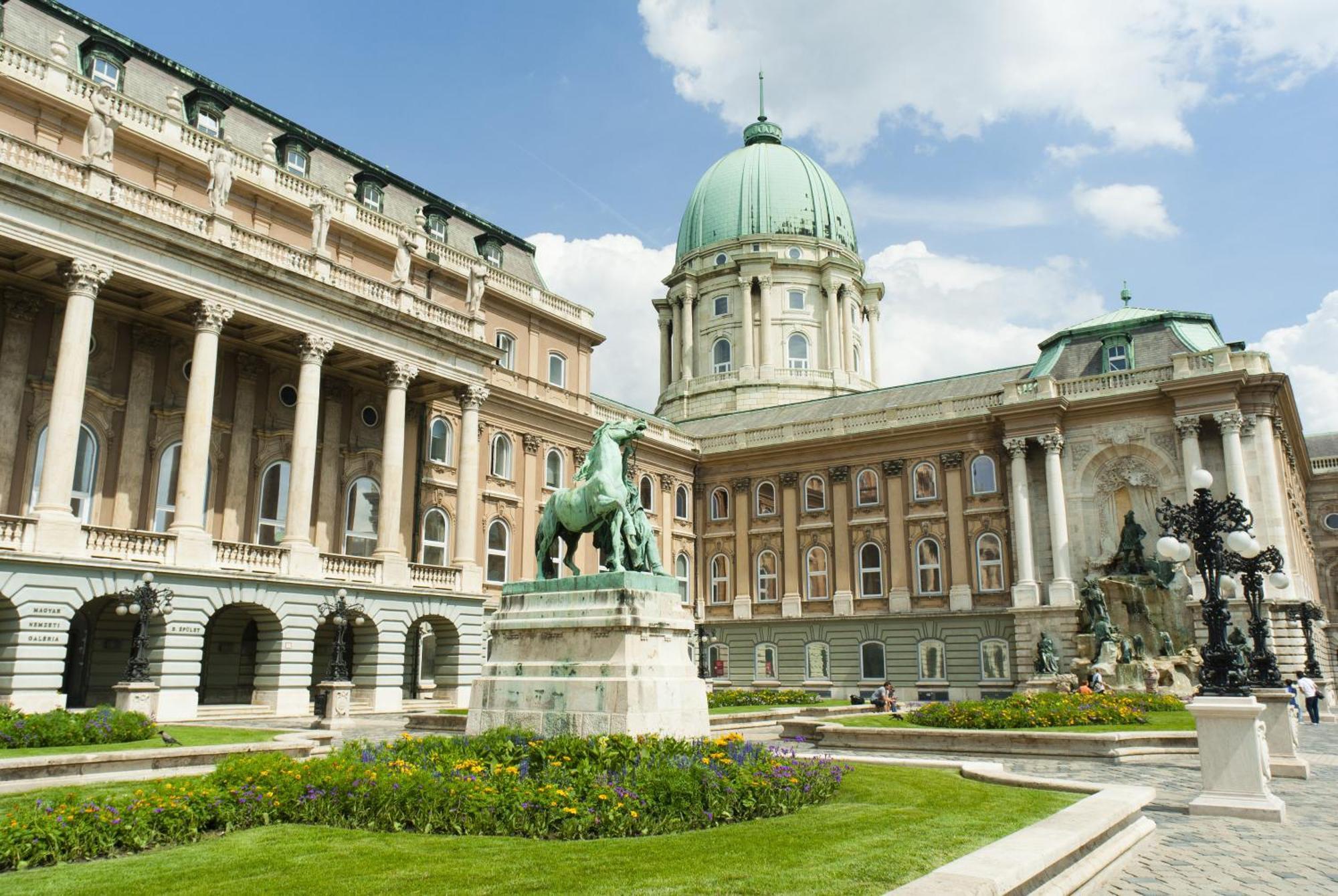 Verno House Budapest, Vignette Collection By Ihg Eksteriør bilde The Royal Naval College, where the school was based from 1956 to 2005