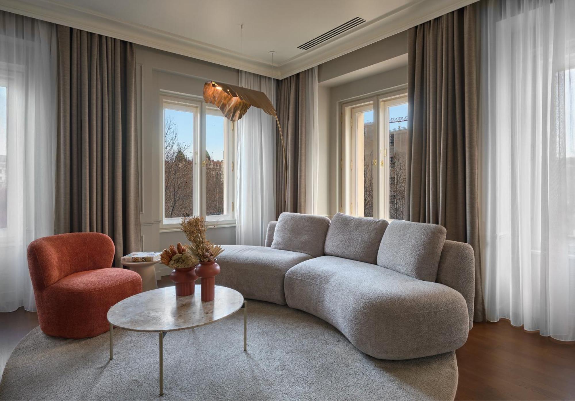 Verno House Budapest, Vignette Collection By Ihg Eksteriør bilde A living room with a sofa
